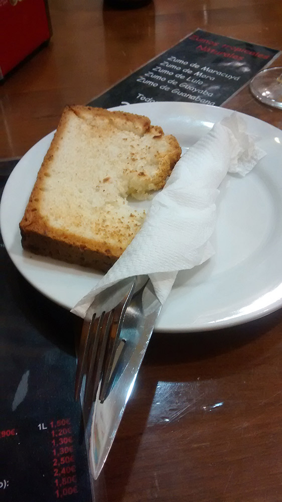 Servicio de pan de horno sin gluten y cubiertos