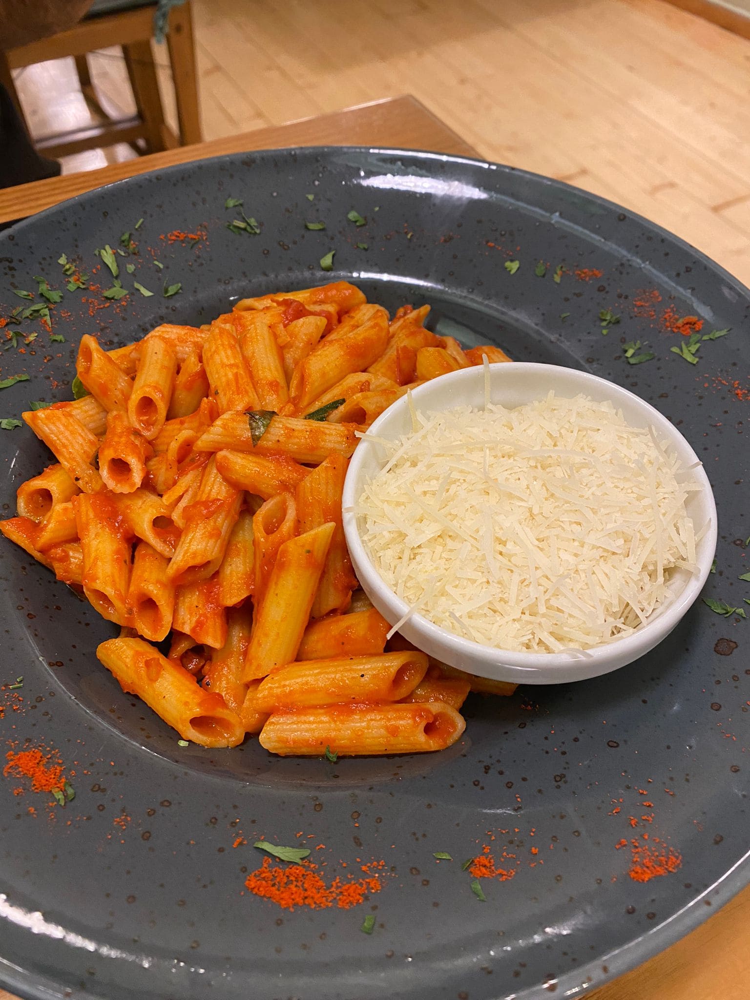 Macarrones con salsa de albahaca